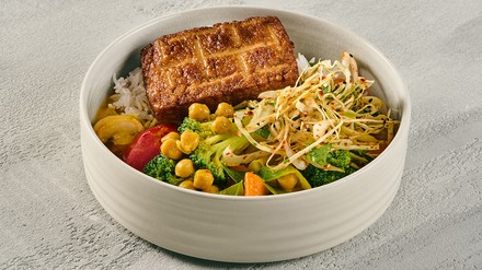 Das „Add-on“-System erklärt am Beispiel „Thai Curry“: Currysauce, Reis und Gemüse sind immer komplett vegan und zusammen bereits ein vollständiges Gericht. Ergänzen kann man dazu Tofu, Fisch oder Hähnchen. Kunde und Gast legen mit dem Sodexo-Betriebsleiter das finale Angebot fest. (Foto: © Sodexo)