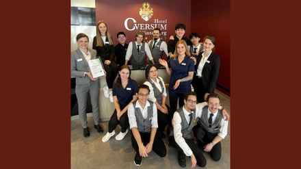 Jacqueline Schäfers (stellv. Hoteldirektorin) und das OVERSUM Team freuen sich über das Gütesiegel „Exzellente Ausbildung“ der Hoteldirektorenvereinigung Deutschland. (Foto: © Hotel OVERSUM)