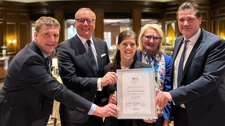 V. l. n. r.: Ausbildungsverantwortlicher Jürgen Hennig, Area General Manager Holger Schroth, Director of Human Resources Bianca Birawsky vom Hotel Vier Jahreszeiten Kempinski München freuen sich über die Auszeichnung, die von Geschäftsführerin Berufsbildung & Fachkräftesicherung Susanne Droux und Landesgechäftsführer Dr. Thomas Geppert vom Dehoga Bayern vergeben wurde. (Foto: © Hotel Vier Jahreszeiten Kempinski München)