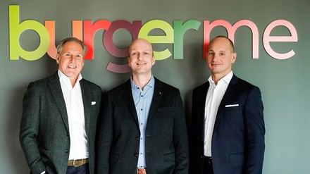 Burgerme-Gründer Stephan Gschöderer (links) und Johannes Bankwitz (rechts) zusammen mit CEO Jens Hochhaus (Mitte)