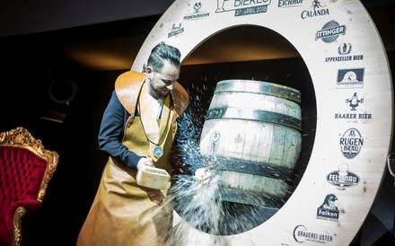 Marc A. Trauffer beim Anschlagen eines Bierfasses