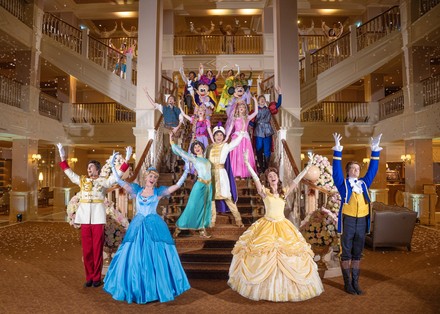 Jasmin und Aladdin, Mulan, Pocahontas sowie Aurora und Prinz Phillip in der Lobby des Disneyland Hotels