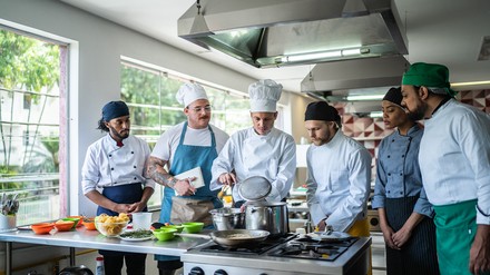 Verschiedene Köche beim Zubereiten einer Speise  (Foto: © gettyimages/FG Trade)