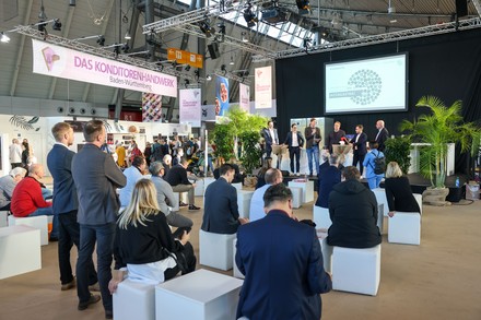 Neben den Ausstellungen der Unternehmen bot die Messe ein umfangreiches Rahmenprogramm mit Talkrunden, Vorträgen, Seminaren und Workshops.