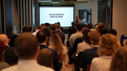 Carolin Stüdemann, beim Kickoff des elevatrFellowships in Hamburg (Foto: © Carolin Wehmer/elevatr/Heimathafen Hotels)
