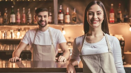 Zwei junge Gastronomen vor einer Theke