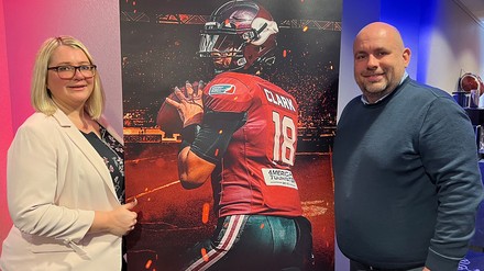 Reservation Manager Natasha von Gahlen und Rhein-Fire-Geschäftsführer Max Paatz