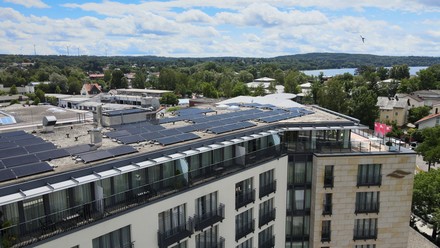 Die neue Photovoltaikanlage des Hotels Vier Jahreszeiten Starnberg erzeugt etwa zwölf Prozent der jährlich benötigten Energie des Tagungshotels im oberbayerischen Fünfseenland.
