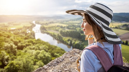 Touristin, die in die Natur blickt