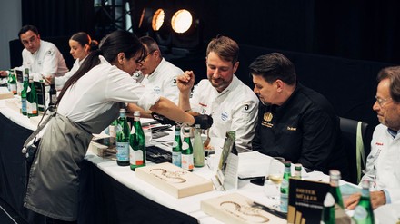 Starkoch Tim Mälzer war 2023 Ehrenjurymitglied beim Wettbewerb „Koch des Jahres“. (Foto: © Roika Solutions)