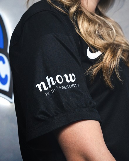 Ab sofort ist auf den rechten Ärmel der eSport-Trikots das Logo von nhow Hotels & Resorts. (Foto: © Hertha BSC)