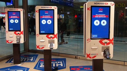 Die neuen hochmodernen digitalen Bestellterminals bei Nordsee. (Foto: © Nordsee)