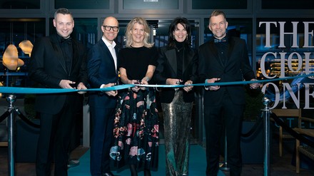 V. l. n. r.: Arne Döbbert (Hotel Manager The Cloud One Hamburg-Kontorhaus), Stefan Lenze (Co-CEO Motel One), Susan Schramm (CMO Motel One), Ursula Schelle-Müller (Mitglied des Aufsichtsrats Motel One) und Daniel Müller, Co-CEO Motel One) (Foto: © The Cloud One Hotels)