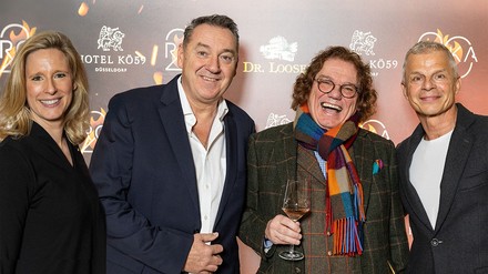 Gelungene Deutschlandpremiere im Hotel Kö59 Düsseldorf (v. l. n. r.): Daniela Danz, Generalmanagerin Hotel Kö59 Düsseldorf; Sven Koch, CEO Roka; Ernst F. Loosen, Weingut Dr. Loosen; Reiner Becker, Founder Roka (Foto: © Hotel Kö59 Düsseldorf)
