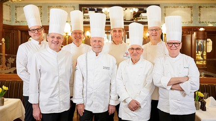 Die Riege der Köche für das Geburtstags-Jahr. (Foto: © Hotel Schweizerhof Bern & Spa)
