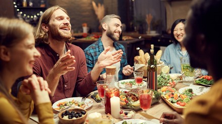 Im Januar 2024 konnte das Gastgewerbe seinen Umsatz leicht anheben. (Foto: © Seventyfour/stock.adobe.com)