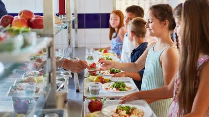 Kinder beim Mittagessen in der Schule. (Foto: © Robert Kneschke/stock.adobe.com)