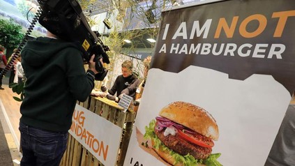 Ein Messestand bei den internationalen Grünen Wochen, der einen Insektenburger anbietet