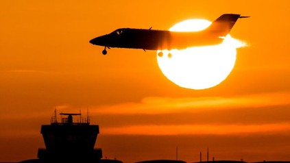 Flugzeug vor Sonnenuntergang