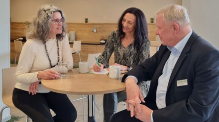 Die Rhöner Hoteliers, Direktor Ben Baars (re), Rhön Park Aktiv Resort, und Sonja Karlein (li), Inhaberin Hotel Sonnentau in Fladungen, sitzen kollegial an einem Tisch, wenn es darum geht, die Sprachkenntnisse ihrer ausländischen Mitarbeiter zu optimieren. (Foto: © Tonya Schulz)