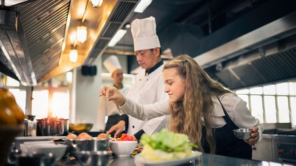 Gerade in der Gastronomie werden seit Jahren händeringend Azubis gesucht - um so erschreckender die Zahl der Menschen ohne Berufsabschluss. (Foto: © Aunging/stock.adobe.com)