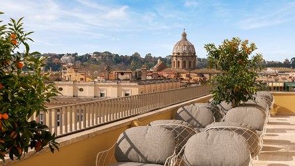 Einen schönen Ausblick auf Rom sowie eine Auswahl an Getränken und italienischen Snacks bietet die Rooftop-Bar in der achten Etage. (Foto: © Radisson)