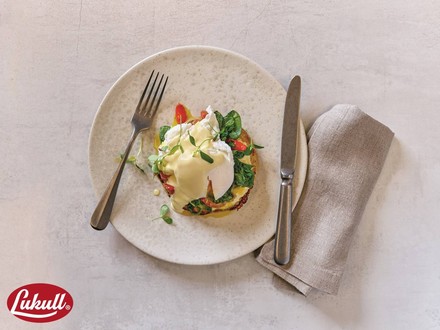 Als Vorspeise empfiehlt die Culinary Fachberatung von Unilever Food Solutions & Langnese Eggs Benedict mit Freilandeiern, Brioche-Bun und Zitronensaft-Tabasco-Hollandaise. (Foto: © Unilever Food Solutions & Langnese)