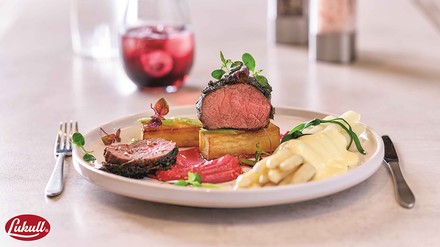 Zarter Maibock mit Cassis-Hollandaise