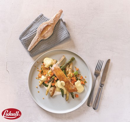Hollandaise, die mit Rahmjoghurt, Tahini-Sesampaste, frischem Zitronensaft und einem würzigen Chiliflocken-Schwarzkümmel-Mix verfeinert wurde passt gut zu Kichererbsen und rote Linsen mit grünem Spargel und Kräuter-Maispoularde. (Foto: © Unilever Food Solutions & Langnese)