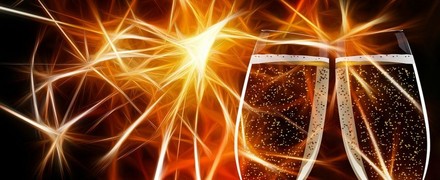 Sektgläser anstoßen