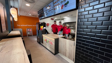 Das Burgerme-Team am Hauptbahnhof in Dessau