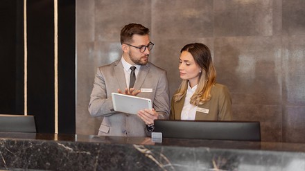 Zwei Hotelmitarbeiter an der Rezeption