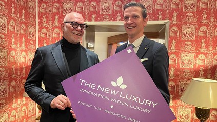 The New Luxury Initiator Bernd R. Maesse und Steffen Eisermann, General Manager im Parkhotel Bremen, stellen die Marke vor. (Foto: © TNL)
