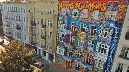 Die farbenfrohe Fassade im Berliner Stadtteil Charlottenburg ist nicht zu übersehen. (Foto: © Happy Go Lucky Hotel & Hostel)(Foto: © Happy Go Lucky Hotel & Hostel)