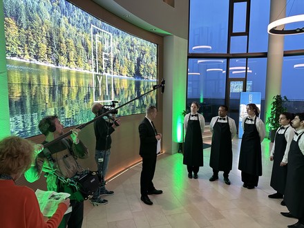 Wie vor jeder Veranstaltung wird das gesamte Team auch während der Dreharbeiten von Serviceleiter Daniel Löffler eingewiesen, um einen reibungslosen Event-Ablauf zu gewährleisten. (Foto: © Sodexo)