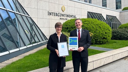 Katharina Eycke / Project Manager Sustainability InterContinental Berlin und General  Manager Sebastian Germershausen (Foto: © InterContinental Berlin)