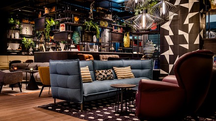 Lounge im Motel One Karlsruhe