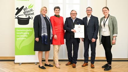 (v. l.) Christine Röger (Leiterin KErn) und Elisabeth Hagmann (StMELF) mit den Vertretern der Allianz: Egmont Merté, Stefan Burghart, Jasmin Müller (Foto: © Tobias Hase/StMELF)