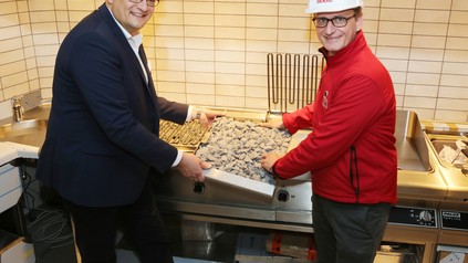 Im Bild zu sehen sind links der Bereichsleiter Matthias Steck und rechts Betriebsleiter Björn Hiller (Foto: © Sandra Biegger)