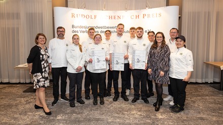 Die Finalisten des Rudolf Achenbach Preis 2024 mit Hans-Peter und Katrin Achenbach (rechts), Daniel Schade (2. von links) und Sandra Moos-Achenbach (links). (Foto: © VKD/Ingo Hilger)