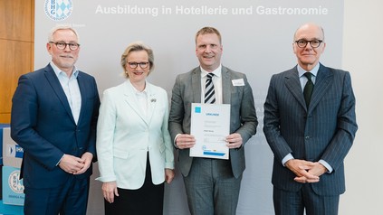 Urkundenverleihung an Jürgen Hennig am Ausbildungsbotschafter-Tag Nürnberg 2024 (Foto: © Dehoga/Kempinski)