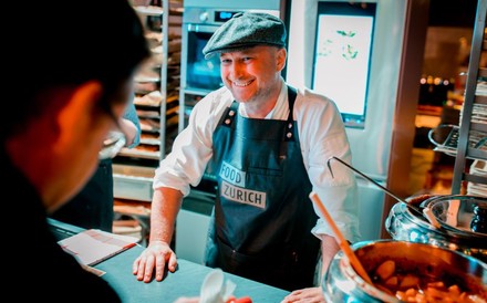 Ein Standmitarbeiter bei Food Zürich