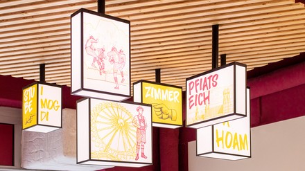 Bild mit verschiedenen illuminierten Kästen mit Richtungsweisern des Hotels McDreams