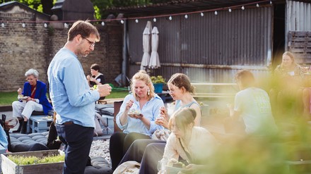 Menschen verschiedenen Alters und Geschlechts beim Essen in Berlin im Rahmen des WeltverbEsserer-Wettbewerb