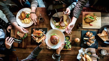 Ein voll gedeckter Tisch mit vielen verschiedenen Speisen