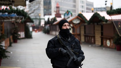 Mann mit MG auf Weihnachtsmarkt Berlin