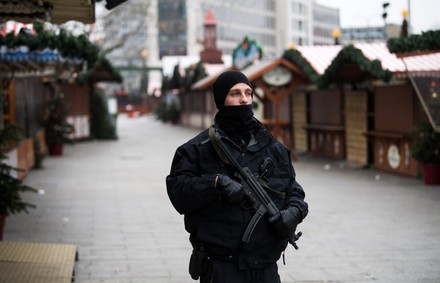 Mann mit MG auf Weihnachtsmarkt Berlin