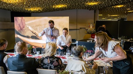 Gäste genießen spanische Essenskultur auf dem Spain Fusion in der Allianz Arena.