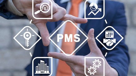 Hände von einem Mann im Anzug der das Symbol PMS trägt