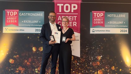 Stefan und Gaby Danzer vom Hotel Achterdiek freuen sich über die Auszeichnung zum Top Arbeitgeber auf dem Branchentreff der Hoteliers beim Busche Verlag